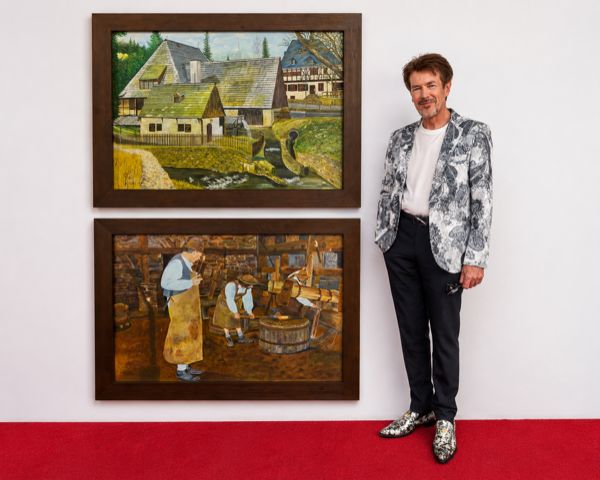 Der Hobbymaler Joachim Wolff vor zwei seiner Bilder